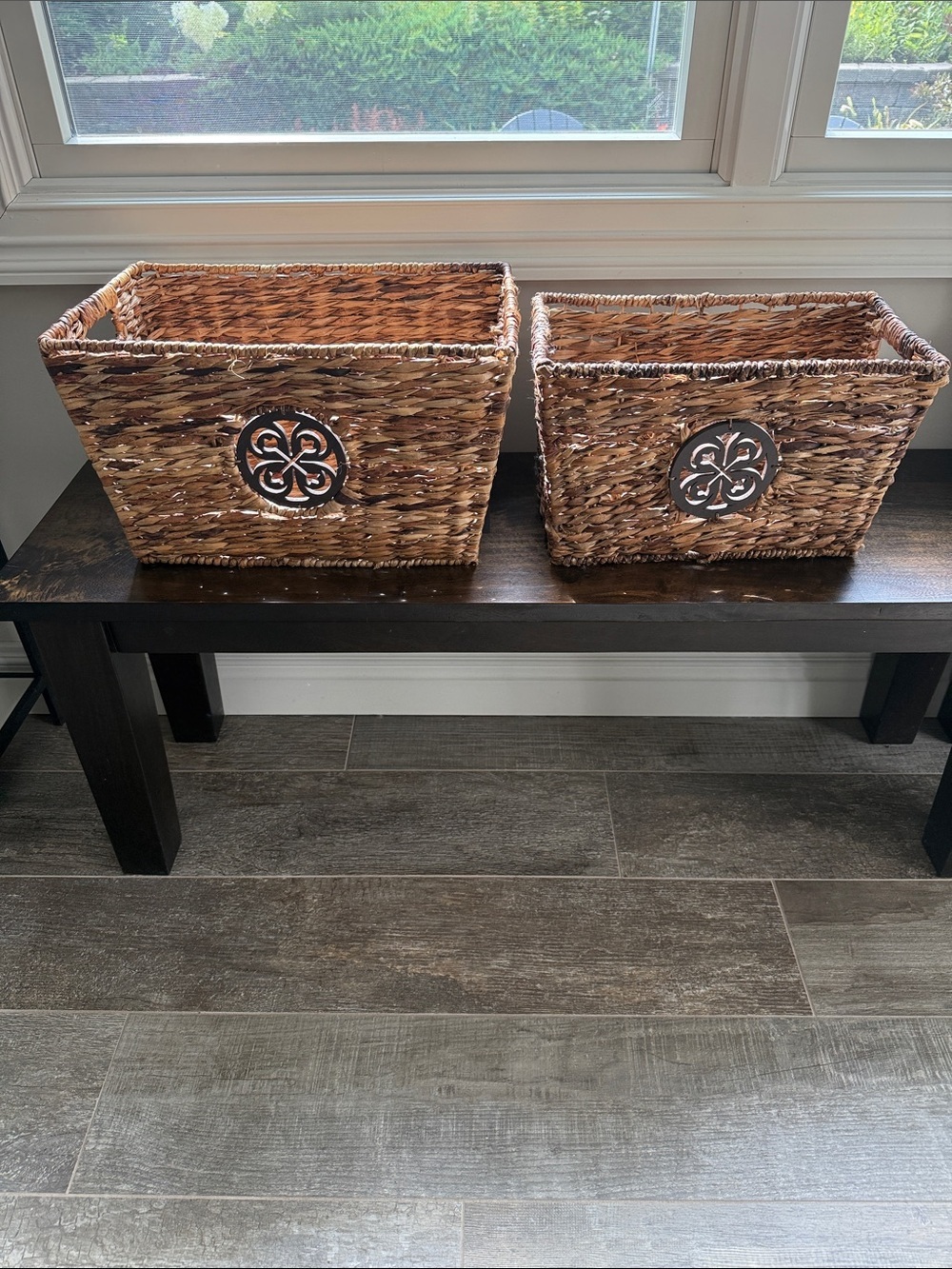 Set of 2 baskets with medallion